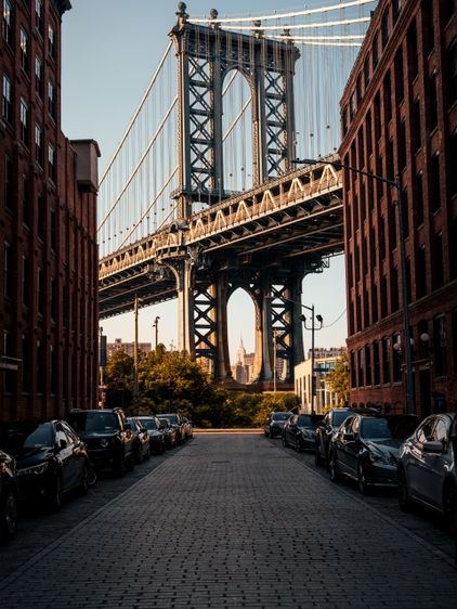 Le Manhattan Bridge encadré par deux immeubles de brique, vu depuis DUMBO.