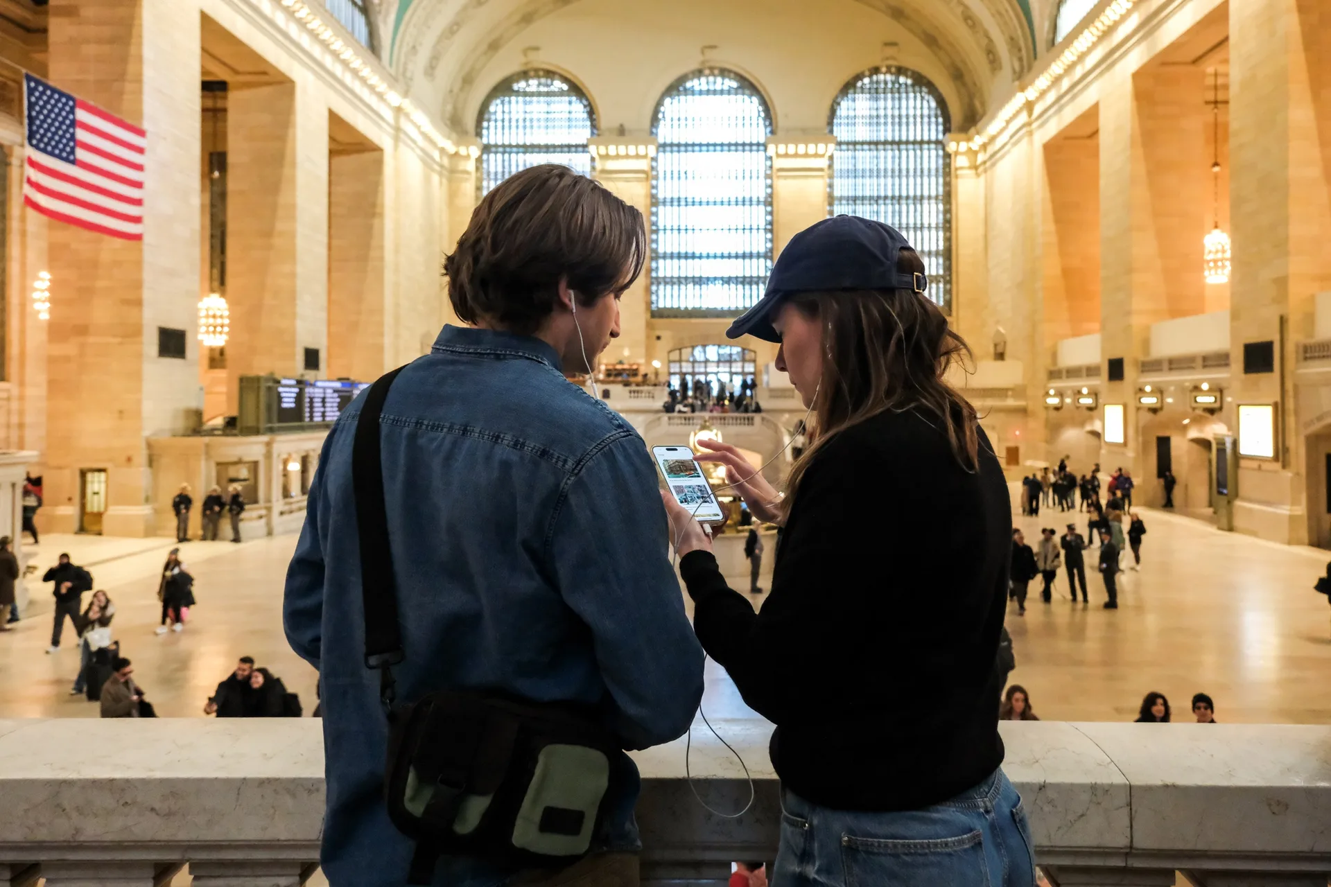 Un couple utilise Elya dans le grand hall de Grand Central Terminal à New York.